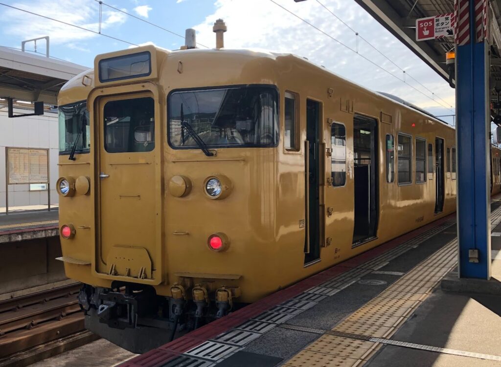サイコロきっぷ倉敷自転車旅だるまとタコの町・三原 三原発岡山行きの電車